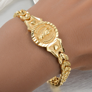 Pulseras de lujo personalizadas con textura gruesa, con medallón redondo de la Virgen María, borde de espiga, impermeables y chapadas. - Product Image 2