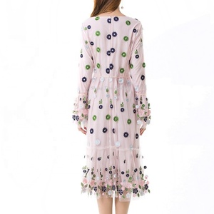 เดรสฤดูร้อนแบบใหม่ขายดี เป็นมิตรกับสิ่งแวดล้อม สำหรับผู้หญิง ตกแต่งด้วยผ้าตาข่ายปักลาย พร้อมเดรสยาวปานกลางแขนยาวสวยหรูสำหรับสุภาพสตรี - Product Image 4