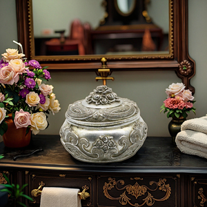 Joyero de resina dorada antigua Organizador de almacenamiento vintage ecológico con decoración floral sofisticada y tapa de diseño clásico - Product Image 6