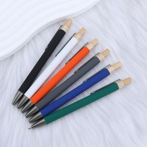 Stylo bille promotionnel en aluminium avec capuchon en bois de bambou, finition laquée, populaire, vente en gros, personnalisable avec logo, idéal comme cadeau publicitaire pour le bureau - Product Image 3