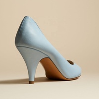 Chaussures en cuir bleues claires de petits talons officiels de grands pieds pour des femmes et des pompes de dames