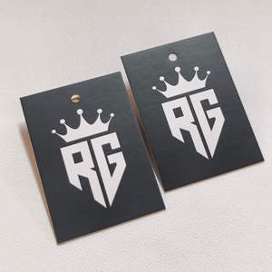 Etiquetas colgantes de papel de PVC de lujo DP15, tabla de tallas personalizada con diseño grabado para marcas de ropa y zapatos, proveedor mayorista OEM - Product Image 6