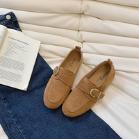 Mocassins en daim pour femmes avec boucle métallique, chaussures plates à enfiler, semelle souple rétro, décontractées pour la marche quotidienne