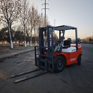 Montacargas Diésel HELI de 5T con Mástil de Tres Etapas, Neumáticos Neumáticos, Operación con Asiento, para Interiores - Product Image 6