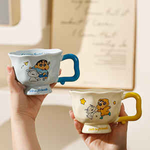 แก้วเซรามิคลายการ์ตูนเครยอนชินจัง พร้อมหูจับ สำหรับกาแฟ ชา อาหารเช้า ใช้ในบ้านหรือที่ทำงาน - Product Image 1