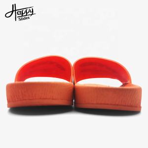 Nuevo diseño de alta calidad en relieve de PVC para hombre, zapatillas ligeras, sandalias deslizantes, zapatos con logotipo para uso informal, moda de moda para hombre - Product Image 4