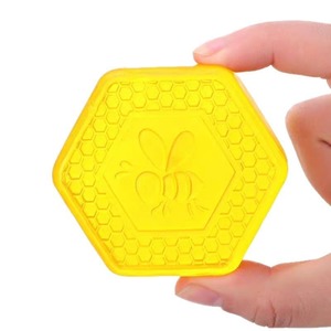 Savon en barre au miel, forme hexagonale avec motif abeille, savon solide naturel pour tous types de peau, taille standard - Product Image 1