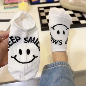 Chaussettes unisexes invisibles à motif visage souriant, avec slogan 'Keep Smile', douces, respirantes, confortables, pour usage quotidien et mode. - Product Image 4