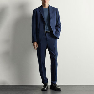 Ensemble de costume pour homme bleu marine à revers crantés et simple boutonnage avec pantalon - Product Image 1