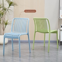 Chaise de salle à manger en plastique épaissi avec lattes verticales creuses, fauteuil de loisirs simple pour la maison et le patio avec dossier