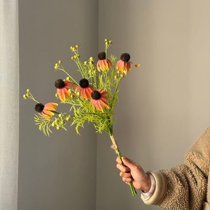 Künstliche Chrysanthemenblume mit Tannenzapfen Frucht Künstlicher Echinacea-Strauß Künstliche Tannenzapfenblumen Künstlicher Echinacea-Strauß - Product Image 5