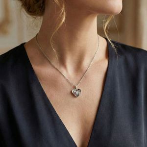 [Expo Hong Kong de Joyería Internacional] Collar de Amor con Corazón de Rosa, Chapado en Plata 925, con Circonita Cúbica y Pétalos Delicados - Product Image 4