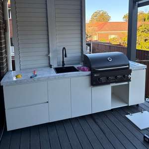 Cuisine extérieure moderne avec évier, porte en PVC, <span class=keywords><strong>four</strong></span> à pizza, <span class=keywords><strong>petit</strong></span> réfrigérateur, armoire de cuisine, panier et autres meubles de cuisine - Product Image 1