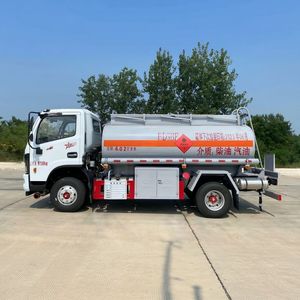 Petit camion-citerne diesel DONGFENG 4x2 de 5000 litres avec distributeur de carburant pour le ravitaillement - Product Image 3