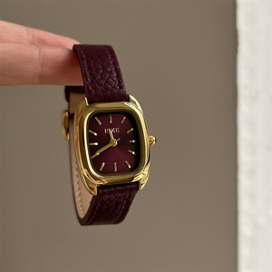 Reloj de pulsera retro elegante para mujer, dorado, con esfera cuadrada color champán, correa de malla metálica tejida, números romanos clásicos, movimiento de cuarzo. - Product Image 4