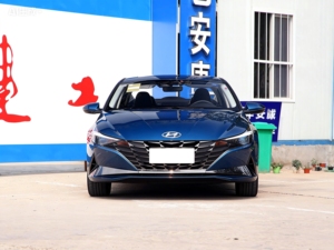 La <span class=keywords><strong>Hyundai</strong></span> Elantra 1.5L CVT LUX Ultimate Edition 2021 è una berlina compatta. - Product Image 1