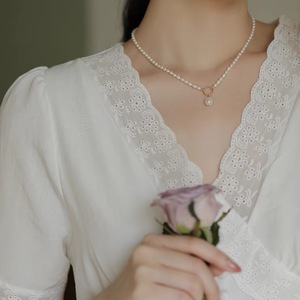 Collier pendentif en chaîne de clavicule en perles de riz d'eau douce ultra-fines enveloppées d'or 14 carats, perle baroque à forte luminosité - Product Image 1