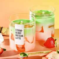 Erdbeer-Pudding Sommer-Matcha Duftkerze in Becherform aus Sojawachs mit Erdbeer-Matcha-Latte-Duft