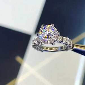 Anillo de compromiso de oro blanco con diamantes para mujer F211, corte brillante redondo, piedras laterales de color G natural - Product Image 2