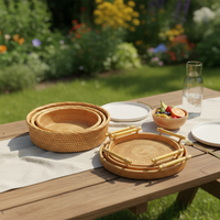 Grote capaciteit handgemaakte rieten dienblad met gevlochten design en handvatten, voor ontbijt, fruit, brood, etc. voor thuisgebruik.