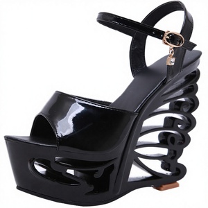 Sandales d'été compensées à talon de 34-40 mm avec bride à boucle, dessus en cuir verni, design respirant, style européen et américain - Product Image 2
