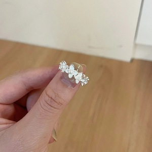 Anillo de Plata de Ley S925 con Perla Floral, Elegante y Lujoso, Incrustaciones Tridimensionales de Camelia y Mariposa, Diseño Único y Exclusivo - Product Image 2