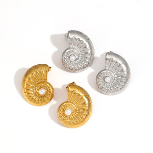 ต่างหูหมุดสแตนเลสสีทอง18K สำหรับผู้หญิงดีไซน์ใหม่ลายมุกหอยสังข์ยอดนิยมสไตล์เรขาคณิตเหมาะสำหรับเป็นของขวัญ - Product Image 1