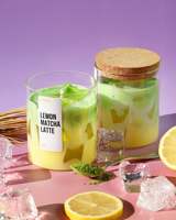 Erdbeer-Pudding Sommer-Matcha Duftkerze in Becherform aus Sojawachs mit Erdbeer-Matcha-Latte-Duft