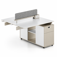 Poste de travail modulaire moderne avec écran de confidentialité, armoire de rangement, étagère ouverte et accès aux câbles pour bureaux d'employés