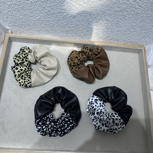 Venta al por mayor leopardo guepardo patrón tela banda para el cabello cuerdas negro costura PU vacas <span class=keywords><strong>Scrunchies</strong></span> - Product Image 1