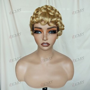 วิกผมสีบลอนด์ยี่ห้อ Kemy Hair สำหรับตัดผมแบบ Remy Virgin <span class=keywords><strong>ท</strong></span>ำจากผมมนุษย์แท้ ไม่ต้องใช้กาว แบบผมหยิกสั้น มีหน้าม้า ความหนาแน่น 200% ผลิตด้วยเครื่องจักร ขายส่งวิกผมเวียดนาม - Product Image 4