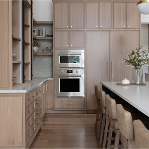 Armoire minimaliste à cadre fin de style Shaker, équipée d'un éclairage intégré, en chêne blanc brillant profond et avec un vitrine en verre sur mesure. - Product Image 2