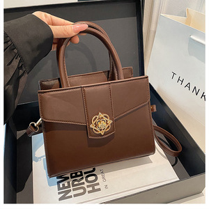 กระเป๋าถือแฟชั่นหรูหราสำหรับผู้หญิงขายส่ง ปี 2024 รุ่นใหม่ สายสะพายเดี่ยว ปิดแบบคลุม ใช้ได้ทุกฤดู - Product Image 6