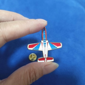 Perni personalizzati in metallo smaltato morbido aereo con spilla, regalo di promozione souvenir di promozione - Product Image 5
