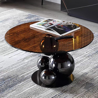 Table basse en verre de luxe moderne avec design créatif pour le hall d'entrée d'une villa, le salon, l'hôtel ou la chambre à coucher