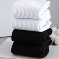 Chaussettes de sport en coton unisexes personnalisées brodées antidérapantes respirantes décontractées pour l'automne avec logo blanc et noir