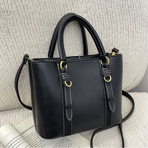 Bolsa Transversal Retro Preta com Alça Estruturada para Mulheres, Bolsa Minimalista em Couro Sintético com Zíper e Ferragens Douradas, Casual - Product Image 2