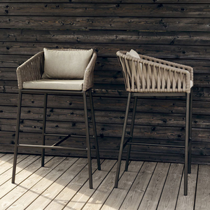 Mesa de <span class=keywords><strong>pub</strong></span> de alta calidad de 3 piezas con 2 sillas acolchadas, mesa de bar de metal para exteriores y juego de sillas para balcón, patio trasero, muebles de patio - Product Image 2