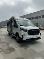 Camper Van SAIC Maxus V90 personnalisé en usine avec toit relevable, 5 places et espace de couchage pour deux personnes.