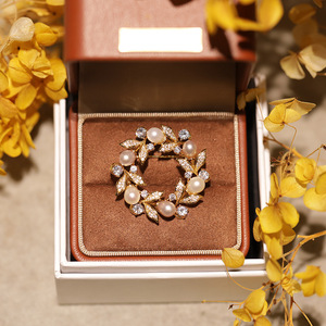 เข็มกลัดมุกน้ำจืดหรูหราสง่างามทำจากโลหะผสมเกรดสูงประดับเข็มกลัดมงกุฎดอกไม้แฟชั่น - Product Image 2