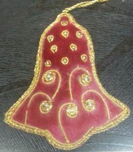 Artículo único de lujo: Adorno navideño artesanal en forma de campana con bordado tradicional indio Zari - Product Image 4