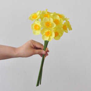 <span class=keywords><strong>Bouquet</strong></span> <span class=keywords><strong>de</strong></span> <span class=keywords><strong>mariée</strong></span> fleur <span class=keywords><strong>de</strong></span> jonquille éternelle, style <span class=keywords><strong>de</strong></span> fête, décor <span class=keywords><strong>de</strong></span> hall d'hôtel et cadeau <span class=keywords><strong>de</strong></span> pendaison <span class=keywords><strong>de</strong></span> crémaillère avec charme réaliste - Product Image 6