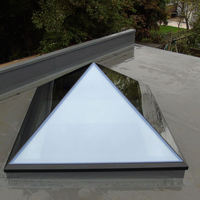 Fenêtre de toit pyramidale en verre à rupture de pont thermique en alliage d'aluminium avec ouverture automatique pour projets commerciaux de toits plats