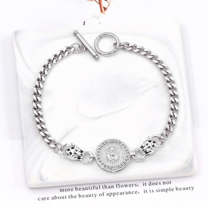 Conjunto de Joyería de Acero Inoxidable de Diseño, Pulseras, Brazaletes, Collar, Marca Famosa, 4 en 1 para Mujer, Sin Decoloración - Product Image 2