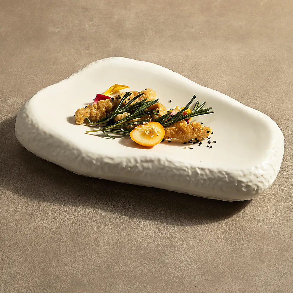 Оптовая продажа керамической посуды, плато с изогнутым тиснением, кружевная керамическая Асимметричная каменная тарелка, креативная тарелка для свадьбы