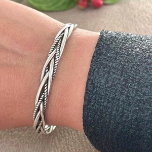 Bracciale a Polsino in Argento Tibetano, Placcato in Lega d'Argento, Gioiello Unisex Classico alla Moda - Product Image 1