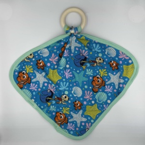 Nemo <span class=keywords><strong>Fish</strong></span> Prêt à expédier, doudous pour bébé en bambou à motifs variés avec anneau en bois, jouets personnalisés pour tout-petits, mignons et doux - Product Image 1