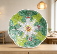 Assiette en porcelaine chinoise Famille Rose à motif d'insectes et de choux, avec pied, bord festonné, pour compote de chou bok choy