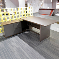 Bureau de direction en forme de L de luxe avec plateau en bois de noyer, éclairage LED intégré et rangement latéral pour bureau de patron