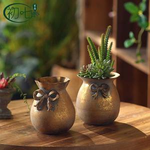 Jarrón de Escritorio Rústico de Hierro con Diseño de Lazo y Acabado Antiguo para Decoración con Plantas Suculentas - Product Image 4